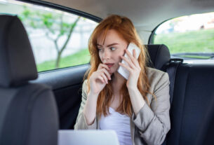 Mulher falando no celular preocupada