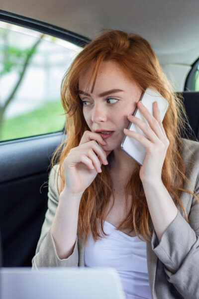 Mulher falando no celular preocupada