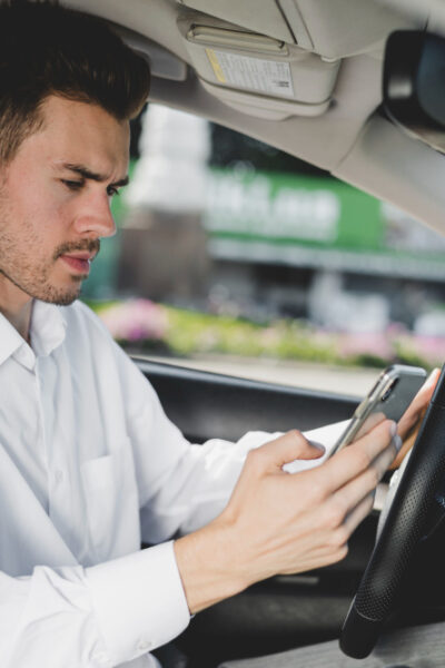 Motorista jovem mexendo no celular