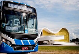 ÔNIBUS EM FRENTE DO MUSEU