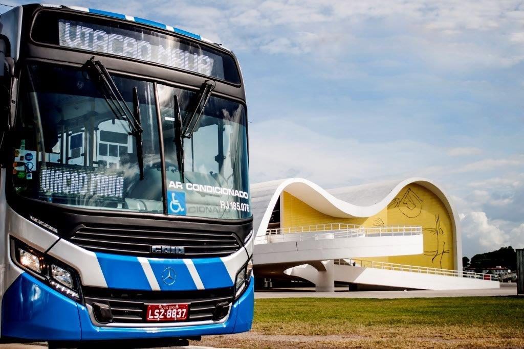 ÔNIBUS EM FRENTE DO MUSEU