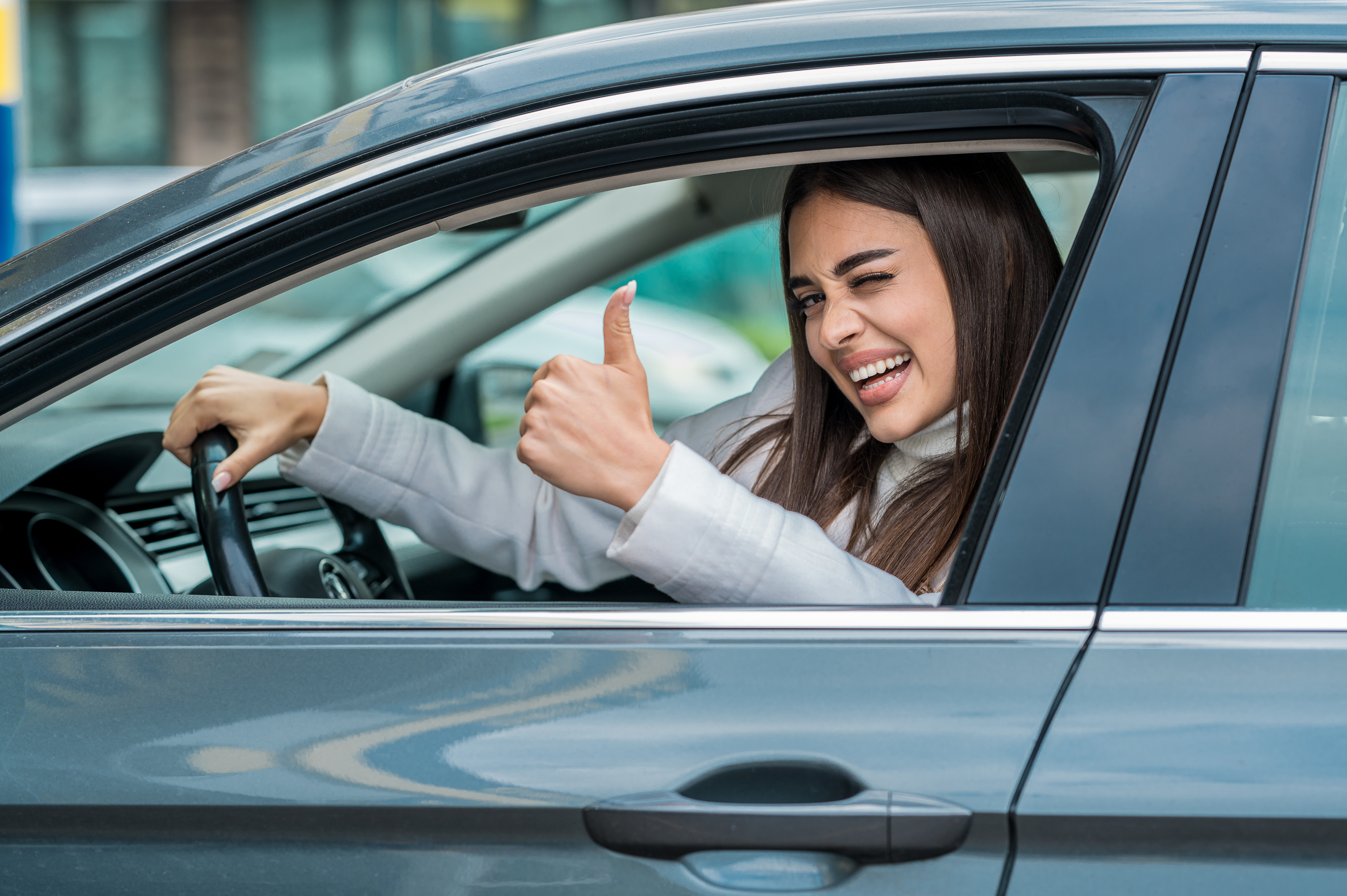 Mulher em carro feliz